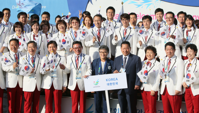 VIBRANT ENTRY: On the eve of the opening of the Asian Games on home soil, the South Korean delegation officially checked in at the athletes’ village on Thursday. Around 50 South Korean officials took part in the welcoming ceremony for the 17th Incheon Asian Games set to kick off on Friday for a 16-day run. (Yonhap)