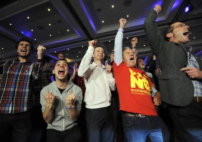 Pro-union supporters react as Scottish independence referendum results come in at a Better Together event in Glasgow on Sept. 19. (AFP-Yonhap)