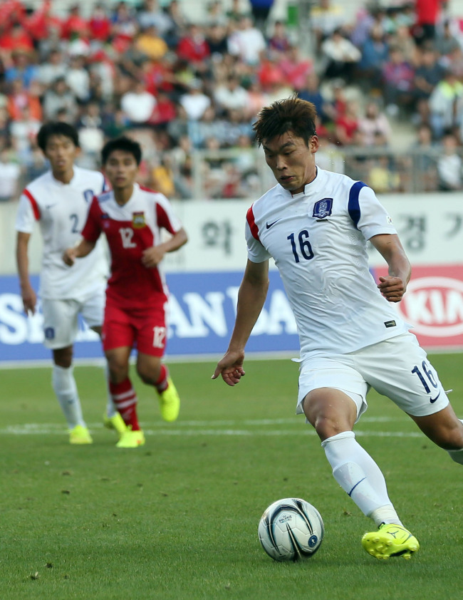 Korea’s Lee Jong-ho heads upfield against Laos on Sunday. (Yonhap)