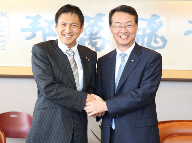 Asiana Airlines CEO Kim Soo-cheon (right) poses with Rep. Takei Shunsukei of Japan’s Liberal Democratic Party. (Asiana Airlines)