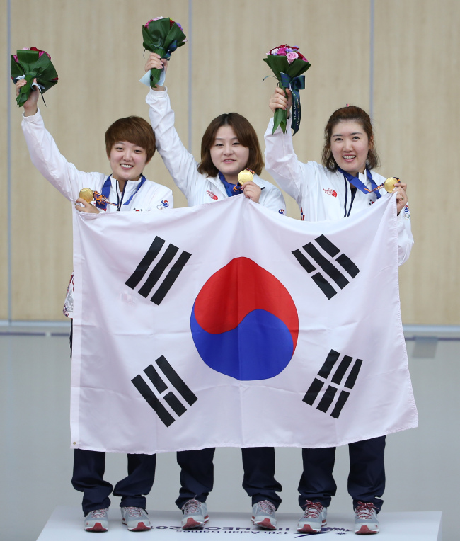 Korea’s Kim Jang-mi (from left), Lee Jung-eun and Kwak Jung-hye pose with their medals on Monday. (Yonhap)