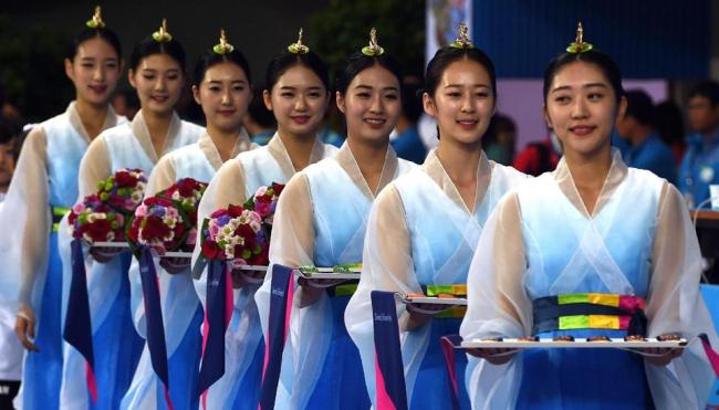 Incheon Asiad’s “Medal Ceremony Girls”  (AFP-Yonhap)