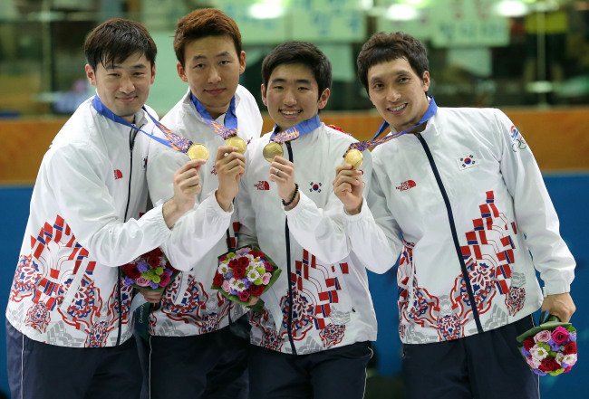 Team Korea holds out gold medals after the men's epee fencing match with Japan at the Asian Games on Tuesday. (Yonhap)