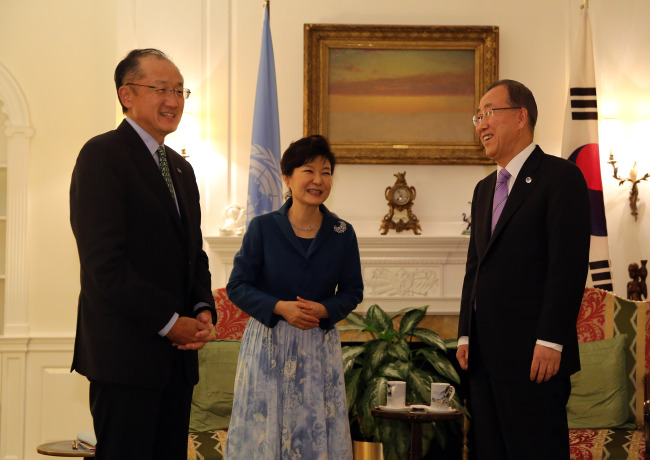 President Park Geun-hye meets with U.N. Secretary-General Ban Ki-moon and World Bank president Jim Yong Kim (left) at Ban’s official residence in New York on Monday. (Yonhap)