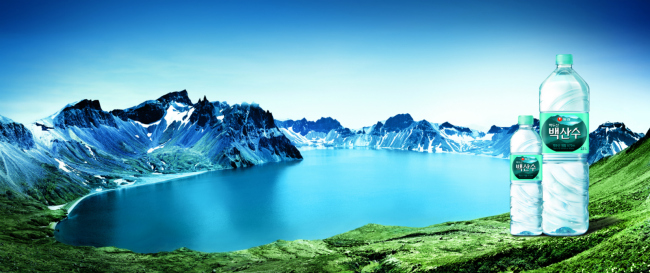 A image of Baeksansu bottled water against the backdrop of Cheonji Lake, located in the crater at the top of Mount Baekdusan. (Nongshim)