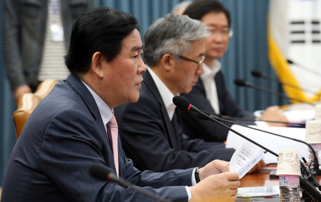 Finance Minister Choi Kyung-hwan (left) presides over a meeting with economy-related ministers on Wednesday. (Yonhap)