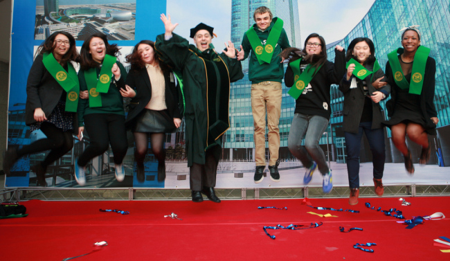 Freshmen pose to celebrate entering the Songdo campus of George Mason University. The U.S. university opened its first Asian campus in Songdo, Incheon, in March. (IFEZ)