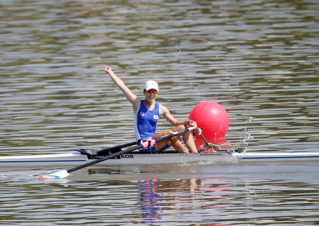 South Korea’s Ji Yoo-jin won gold in the lightweight women’s single sculls rowing at the Chungju Tangeum Lake International Rowing Center in Chungju, North Chungcheong Province, as part of the 17th Asian Games on Thursday. Ji became the second South Korean gold medal winner in rowing, following Kim Ye-ji, who won gold in the women’s single sculls on Wednesday. (Yonhap)