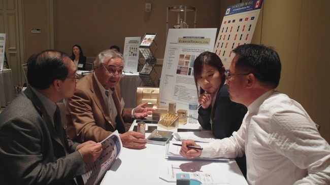 Korean manufacturers present products to Canadian retailers at an export consultation session hosted by the Korea International Trade Association, in Toronto on Thursday. (KITA)