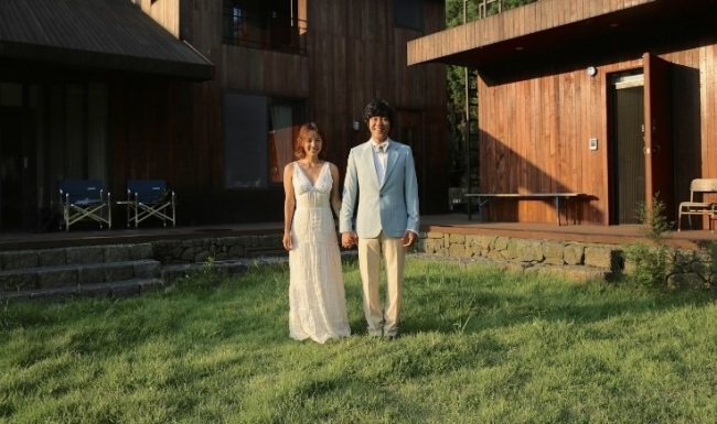 Lee Hyori (left) and Lee Sang-soon stand in front of their house on Jejudo Island. (Lee Hyori’s blog)