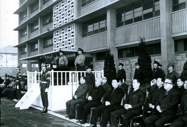 An inauguration ceremony for the Supreme Council for National Reconstruction, a military committee led by President Park Chung-hee, who seized control of South Korea in a coup d’etat, takes place on Jan. 4, 1962, in front of what is now the National Museum of Korean Contemporary History. MMCA