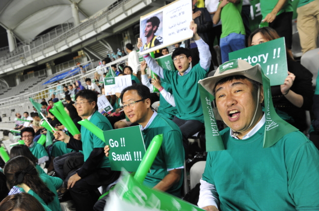 S-Oil executives and employees, together with Saudi Arabian residents in Korea, root for the Saudi Arabian soccer team during a match against Uzbekistan at Goyang Sports Complex on Friday. (S-Oil)