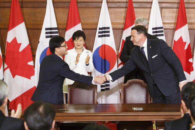 Korea Forest Service Minister Shin Won-sop (left) shakes hands with Canadian Minister of Natural Resources Greg Rickford on Sept. 22 in Ottawa, Canada. The two countries signed a memorandum of understanding on forest cooperation during President Park Geun-hye’s visit to meet Canadian Prime Minister Stephen Harper. (KFS)