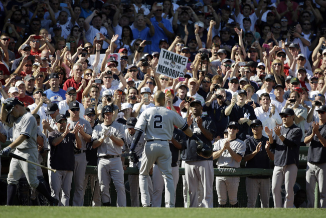 Derek Jeter (2) leaves the game after an RBI single in the third inning on Sunday. (AP-Yonhap)