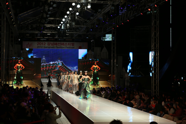 Gangnam Festival includes fashion shows, a food fair and an international marathon. Models present designers’ creations during the 2012 Gangnam Festival. (Gangnam District Office)