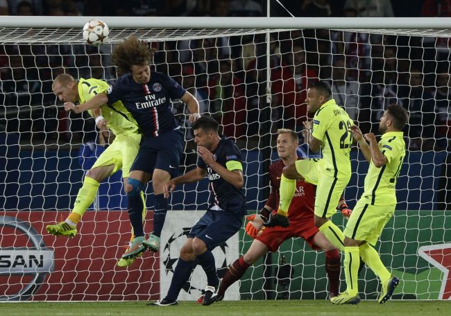 PSG’s David Luiz (second from left) and Barcelona’s Jeremy Mathieu vie for the ball on Tuesday. (AFP-Yonhap)