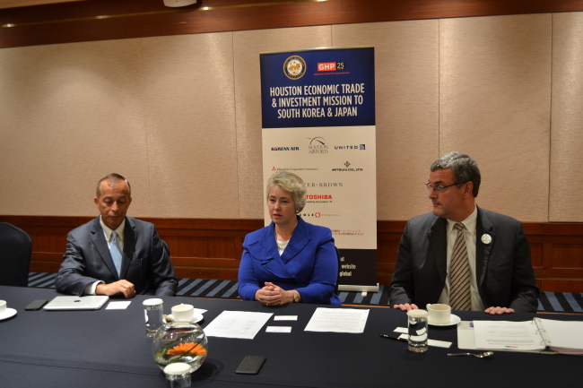 Houston Mayor Annise Parker (center) speaks to The Korea Herald on Tuesday in Seoul.