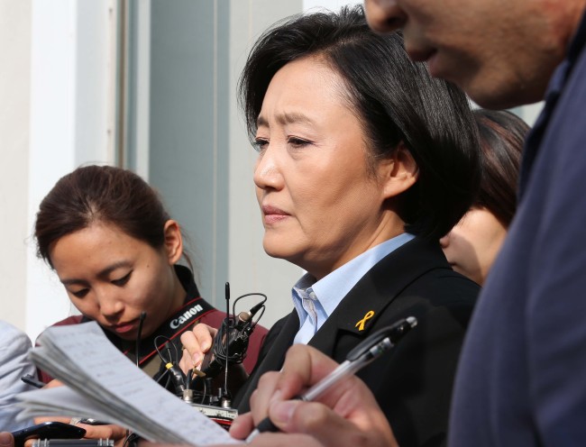 Rep. Park Young-sun, the floor leader of the main opposition New Politics Alliance for Democracy, is questioned by the press about the ferry bill on Oct. 1. (Yonhap)