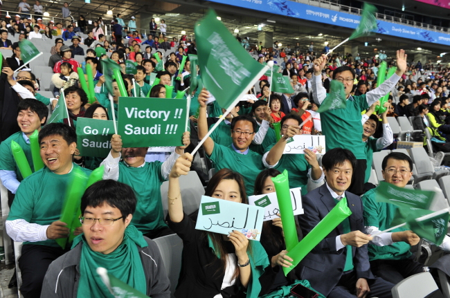 A Saudi Arabian cheering squad, including S-OIL employees, roots for Fahhad Mohammed Alsubaie of Saudi Arabia in the final of the men‘s 200-meter race at the Incheon Asian Games held in the Incheon Asiad Main Stadium on Oct. 1. (S-OIL)