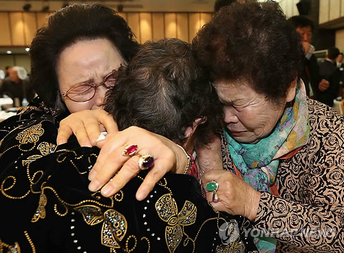 Separated family members between South and North Korea shed tears in their reunion at a meeting place in Mount Geumgangsan, North Korea, in February. (Yonhap)