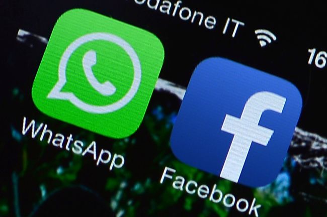 The Facebook and WhatsApp applications’ icons are displayed on a smartphone. (AFP-Yonhap)