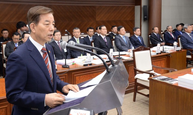 Defense Minister Han Min-gu speaks during a parliamentary interpellation session in the ministry’s building in Seoul on Tuesday. (Lee Gil-dong/ The Korea Herald)