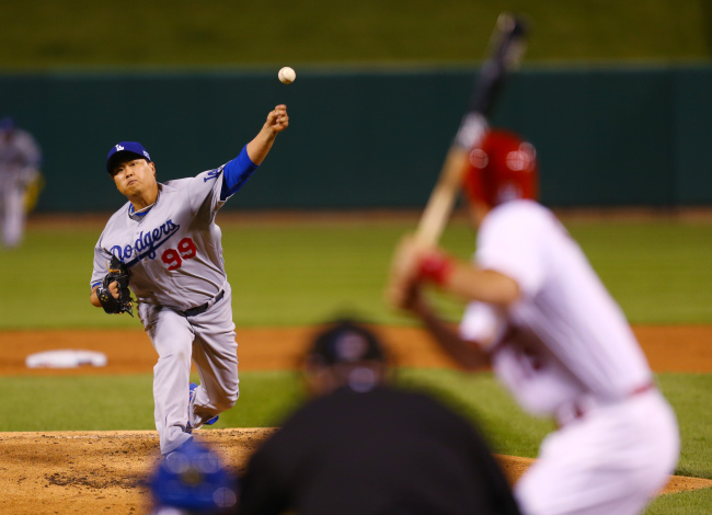 Los Angeles Dodgers starting pitcher Ryu Hyun-jin delivers in the first inning on Monday. (AP-Yonhap)