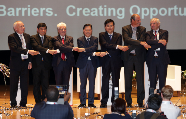 (From left) The International Air Cargo Association secretary-general Douglas Brittin, World Customs Organization secretary-general Kunio Mikuriya, International Civil Aviation Organization secretary-general Raymond Benjamin, Incheon International Airport Corp. CEO Park Wan-su, Transport Minister Suh Seoung-hwan, TIACA chairman Oliver Evans and Enno D. Osinga, senior vice president of Cargo at Amsterdam Airport Schiphol, pose together at the 27th International Air Cargo Forum & Exposition held at Coex on Tuesday. (Incheon International Airport Corp.)