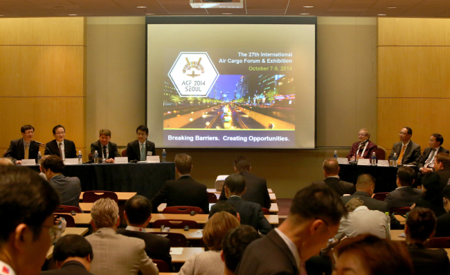 Korea Transport Institute vice president Ye Choong-yeol (left), Incheon International Airport Corp. marketing division vice president Lee Ho-jin (second from left), head of global cargo at Swissport International Nils Pries Knudsen (third from left) and other participants of the 27th International Air Cargo Forum and Exposition engage in a panel discussion at Coex on Wednesday. (Incheon International Airport Corp.)