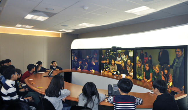 Students of Chadwick International in Songdo, Incheon, participate in a discussion session with students of the international school’s U.S. campus in a teleconference room. (Chadwick International)