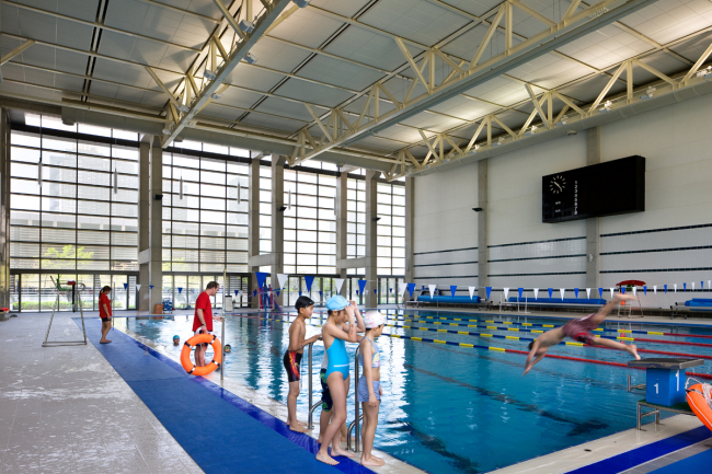Students attend a swimming class at Chadwick International in Songdo, Incheon. (Chadwick International)