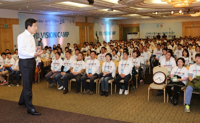 Hana Financial Group chairman Kim Jung-tae speaks at the group’s vision workshop held in Hoengseong in October. (Hana Financial Group)