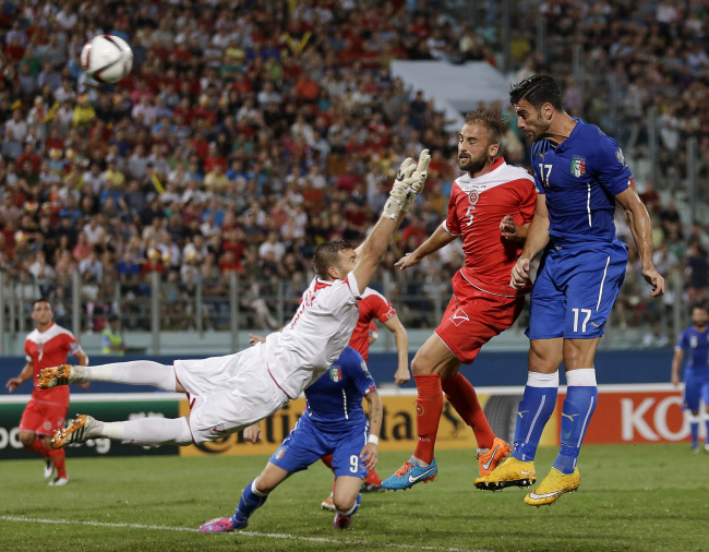 Italy’s Graziano Pelle (right) attempts a shot on goal against Malta on Monday. (AP-Yonhap)