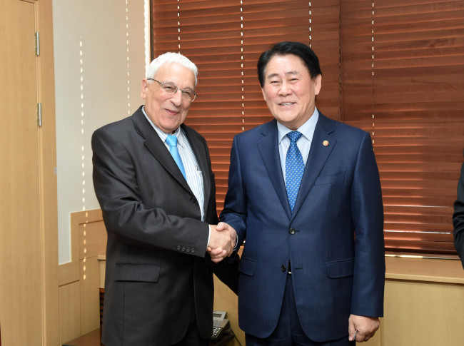 Korean Minister of Strategy and Finance Choi Kyung-hwan (right) poses with Yigal Erlich, chairman of Yozma Group, an Israeli venture capital firm, Tuesday. (Finance Ministry)