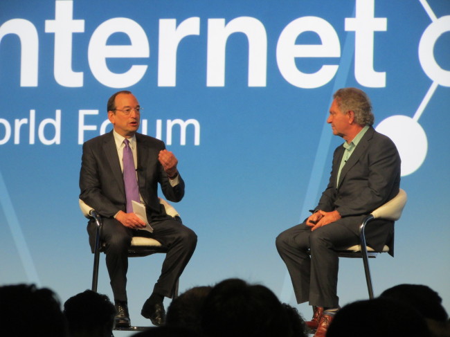 Chicago Deputy Mayor Steve Koch (left) and Wim Elfrink, executive vice president of Cisco, speak at the Internet of Things World Forum held in Chicago on Tuesday. (Kim Bo-young)