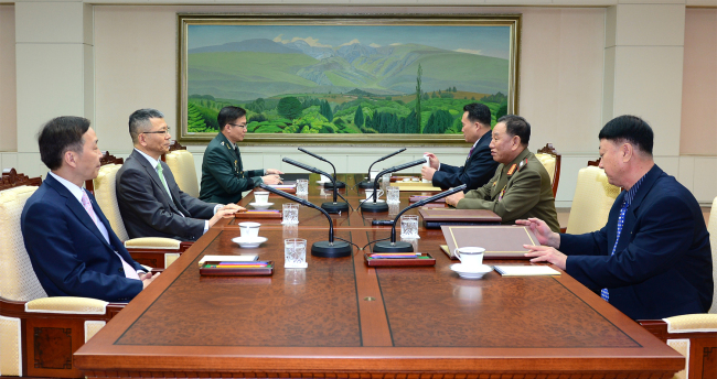 Yoo jeh-seung (second from left), deputy minister for policy at South Korea’s Defense Ministry, and Kim Yong-chol (second from right), director of North Korea’s Reconnaissance General Bureau, hold talks at the border village of Panmunjeom on Wednesday. (MND)