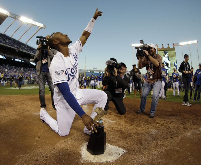 Kansas City Royals outfielder Jarrod Dyson celebrates with the AL championship trophy. (AP-Yonhap)