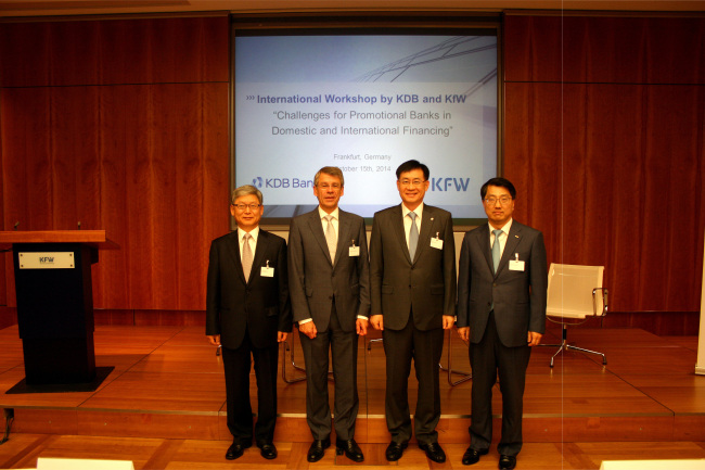 KDB Financial Group president Hong Ky-ttack (second from right) participates in a joint workshop with Germany’s KfW Bank in Frankfurt on Wednesday. The two state-owned banks shared their experience and vision on national reunification financing and the role of development banks. (Korea Development Bank)