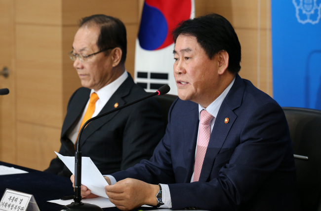 Finance Minister Choi Kyung-hwan (right) and Education Minister Hwang Woo-yea (Yonhap)