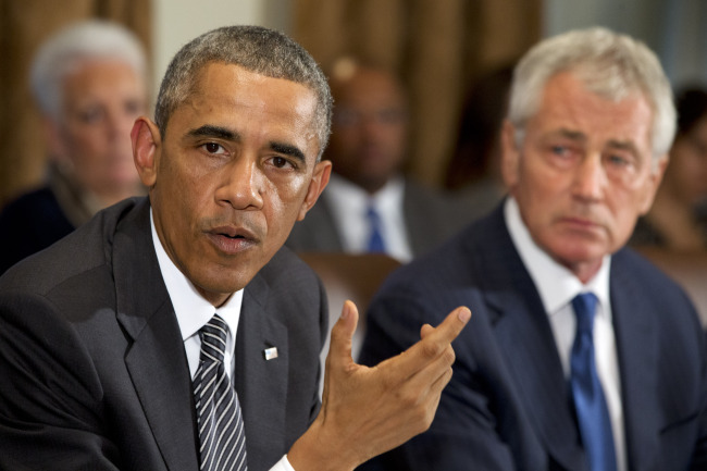 President Barack Obama speaks to the media about Ebola during a meeting in the Cabinet Room of the White House in Washington, Wednesday, with members of his team coordinating the government’s response to the Ebola outbreak. (AP-Yonhap)