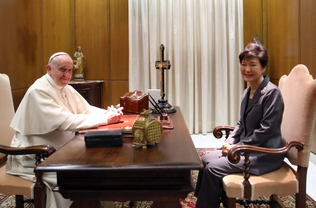 President Park Geun-hye meets Pope Francis in the Vatican on Friday. (Yonhap)