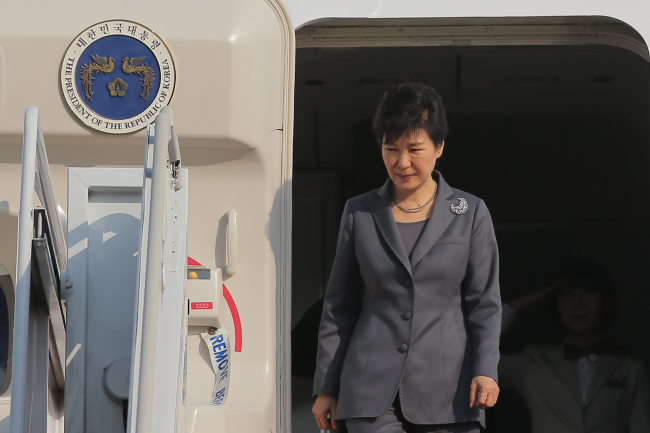 President Park Geun-hye walks out of the presidential plane after landing at Seoul Airport in Seongnam, Gyeonggi Province on Saturday.(Yonhap)