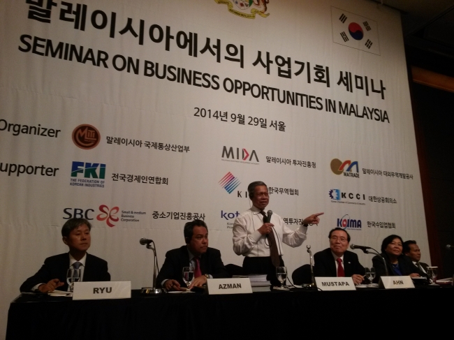 Malaysian Minister of International Trade and Industry Mustapa Mohamed (center) gestures while Malaysian Ambassador Dato’ Rohana Ramli (far right) looks on during a conference in which some 350 local executives, experts and government officials participated in Seoul on Sept. 30. (Philip Iglauer/The Korea Herald)