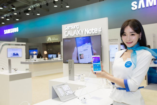 A model introduces the Galaxy Note 4 at the World IT Show.(Samsung Electronics)