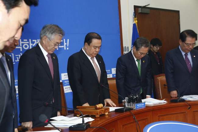 Main opposition New Politics Alliance for Democracy’s interim leader Rep. Moon Hee-sang (third from right) leads lawmakers in a moment of silence for the casualties of Friday’s K-pop concert accident at the National Assembly on Monday. (Yonhap)