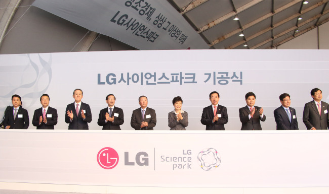 President Park Geun-hye (sixth from left), Koo Bon-moo, chairman of LG Group (fifth from left), Seoul Mayor Park Won-soon (fourth from left), and other lawmakers and government officials participate in the groundbreaking ceremony for the LG Science Park in Magok, western Seoul. (LG Group)