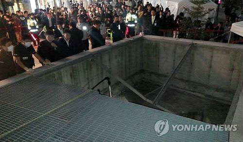 Officials inspect a ventilation facility at Pangyo Techno Valley in Seongnam, Gyeonggi Province, where more than 20 people fell from a 10-meter height while watching a concert on Oct. 17, 2014. (Yonhap)