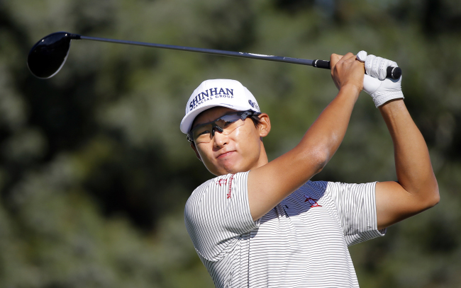 Korea’s Kim Whee watches his shot down the 18th fairway at the McGladrey Classic on Thursday. (AP-Yonhap)