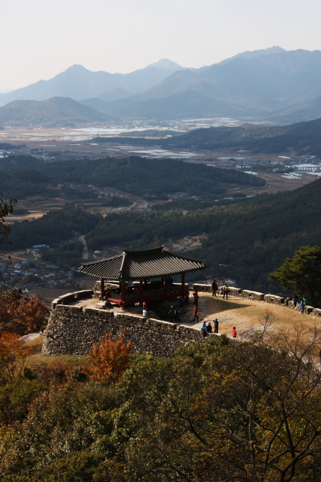 A view of one of the gates of Geumseong Mountain Fortress, on Mount Sanseongsan, South Jeolla Province (Matthew C. Crawford/The Korea Herald)