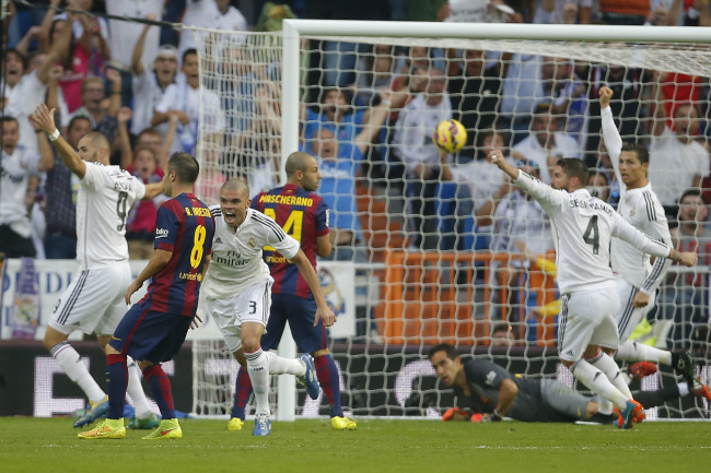 Real Madrid’s Pepe (third from left) celebrates his goal against Barcelona on Saturday. (AP-Yonhap)